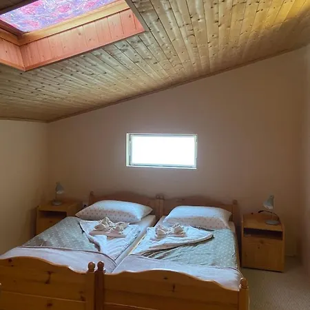 Lägenhet Monzi Apartmanhaz *