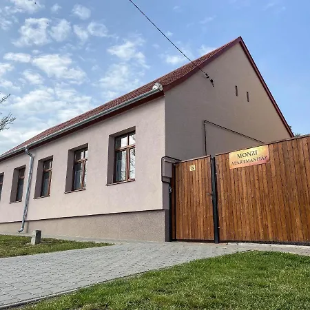 Monzi Apartmanhaz Lägenhet Hévíz